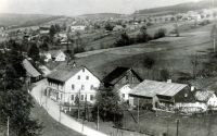 Pošta (dnešní OÚ), vlevo Nutzova hospoda, vpravo krejčovstcí - okolo r. 1940